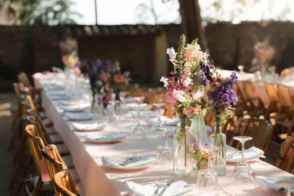 Taules llargues decorades amb flors